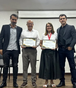 🎓👏 Reconhecimento a quem faz a diferença na educação!  A FAPAM parabeniza os professores Giovanni Vinícius Caetano e Silva, do curso de Direito, e Cristina Mara França Pinto Fonseca, professora e coordenadora do curso de Pedagogia, pelo recebimento do Certificado de Professor Emérito do curso de Direito.  Uma homenagem que reconhece a dedicação, o conhecimento e a contribuição desses profissionais para a educação e a formação de tantas pessoas.  💙 Parabéns!  #FAPAM #ProfessorEmérito #Reconhecimento #Direito #Pedagogia Educação