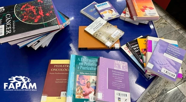 Formanda e ex-aluna Lúcia Brito doa acervo de livros de Enfermagem à biblioteca da FAPAM