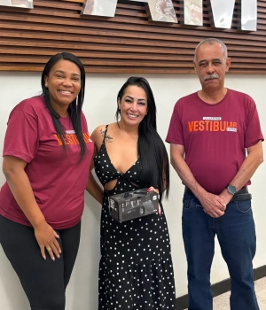 🎉 Parabéns, Aline! 🥳  Ela foi a grande ganhadora do nosso sorteio e levou uma caixinha de som JBL + desconto nas mensalidades da FAPAM! 🎁🎓  Agradecemos a todos que participaram da campanha e desejamos muito sucesso à Aline em seus estudos.💙