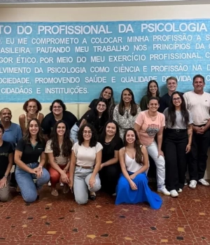 🟡 10° Período de Psicologia - 1° Semestre de 2026  ■ Disciplina: Inovação, Mercado de Trabalho e Psicologia.   ■ Atividade:  Quais as implicações do Juramento do Profissional de Psicologia na Atualidade?  Quais os desafios atuais de praticar o que juramos?  ■ JURAMENTO  “Como psicólogo, eu me comprometo a colocar minha profissão a serviço da sociedade brasileira, pautando meu trabalho nos princípios da qualidade técnica e do rigor ético. Por meio do meu exercício profissional, contribuirei para o desenvolvimento da Psicologia como ciência e profissão na direção das demandas da sociedade, promovendo saúde e qualidade de vida de cada sujeito e de todos os cidadãos e instituições"   ■ Referência: CONSELHO FEDERAL DE PSICOLOGIA. Resolução CFP nº 002, de 31 de março de 2006. Estabelece referência para os símbolos oficiais da psicologia. Brasília, DF: Conselho Federal de Psicologia, 2006.  Ana Mercês Bahia Bock - Conselheira Presidente  Abraço 🌻  Professor Me. Ricardo Pimenta  03/03/2026  @alanlopes_psi @_anabeatrizlobato_  @analoucmf @bia.teixeirac @gabbriela_alves @geisianemoreira1 @_gui_antonio @jajah_02 @janainaamedina @janetevasconcelosde @joao.tsousa @lisa_hortencio @roseane_msr @viviianenoronha  @conselhofederaldepsicologia @crpmg @anabock13