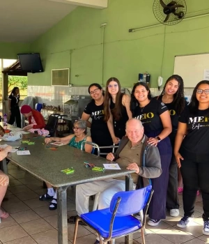 Coração cheio de gratidão por aqui! ❤️✨  Nesta última quinta-feira, dia 04/06, a Cidade Ozanan recebeu a visita super especial das acadêmicas do 7.º período de Enfermagem da FAPAM para a realização do seu Projeto Integrador.  Foi uma tarde iluminada! Nossos moradores se divertiram com dinâmicas interativas, atividades de estímulo e, claro, muito bate-papo e carinho. Para deixar o dia ainda mais especial, o grupo nos surpreendeu com a entrega de diversas doações que fazem toda a diferença no nosso dia a dia. 🩺🎁  Em nome de toda a família Cidade Ozanan, o nosso muito obrigado às futuras enfermeiras e à FAPAM por exercerem a arte do cuidar com tanta empatia e amor. Portas sempre abertas para vocês!  👉 Arraste para o lado e veja os sorrisos e a energia boa desse encontro lindo!