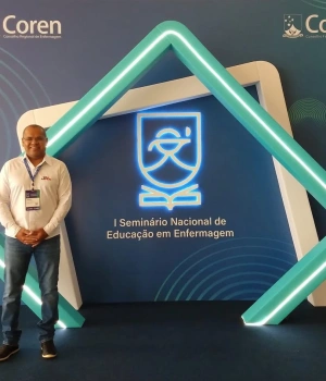 🩺🎓 A FAPAM esteve representada no I Seminário Nacional de Educação em Enfermagem do Sistema Cofen/Conselhos Regionais de Enfermagem, realizado entre os dias 15 e 18 de junho em Foz do Iguaçu (PR).  O professor e coordenador do curso de Enfermagem, Wesley Castro, integrou a comitiva do Coren-MG em um importante encontro que reuniu educadores, pesquisadores, coordenadores de curso, profissionais de Enfermagem e lideranças de todo o país para discutir o fortalecimento da formação em Enfermagem no Brasil.  A participação do professor reforça o compromisso da FAPAM com a excelência acadêmica e a constante atualização de seus cursos, contribuindo para a formação de profissionais cada vez mais qualificados. 💙✨  #FAPAM #Enfermagem #Cofen #CorenMG #Educação EnsinoSuperior