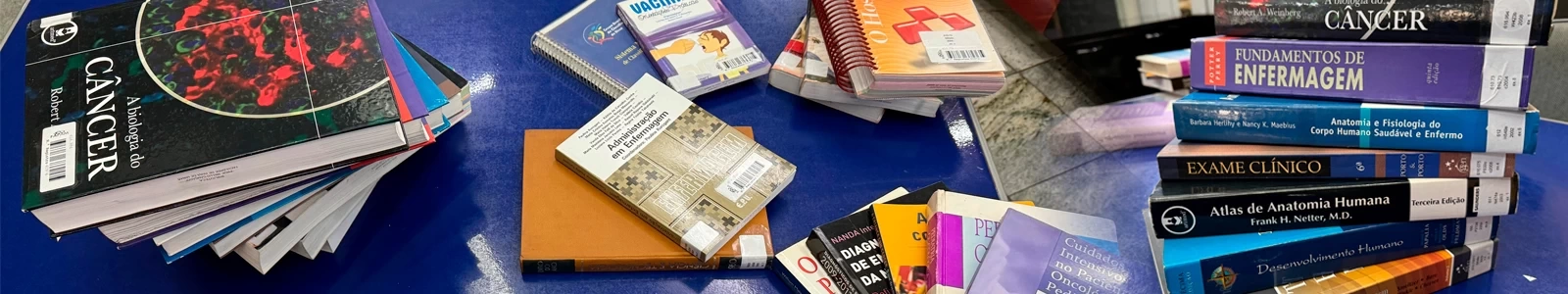 Formanda e ex-aluna Lúcia Brito doa acervo de livros de Enfermagem à biblioteca da FAPAM