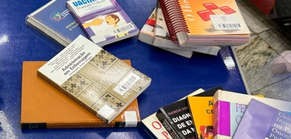 Formanda e ex-aluna Lúcia Brito doa acervo de livros de Enfermagem à biblioteca da FAPAM